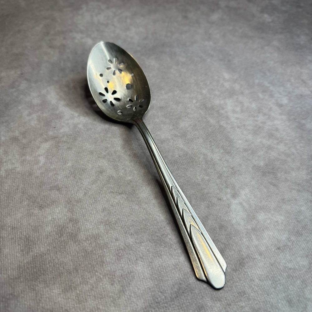 VTG‼ Ekco EKS7 Stainless Glossy Pierced Flower 8-1/8" Serving Spoon Ecko •